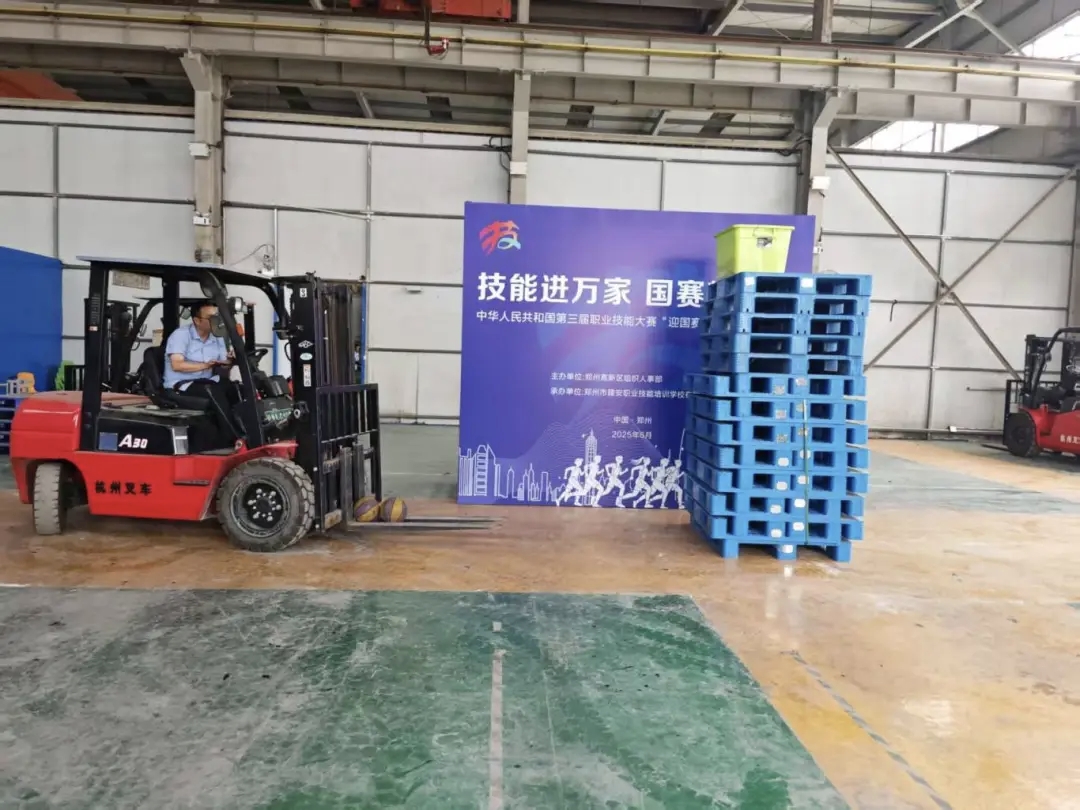 叉车.jpg